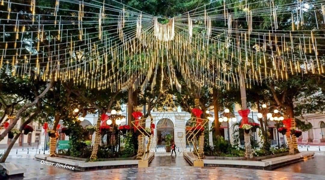 Iluminan por Navidad la avenida Independencia en Veracruz