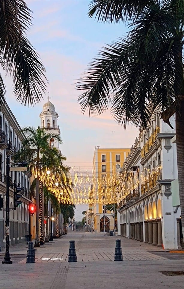 Iluminan por Navidad la avenida Independencia en Veracruz