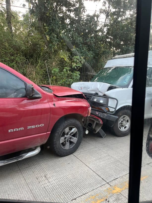 Choca camioneta particular contra vehículo oficial de la Fiscalía de Veracruz