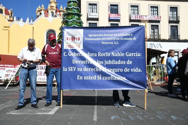 Jubilados de Ajupiv a la espera de reunión con la gobernadora Rocío Nahle