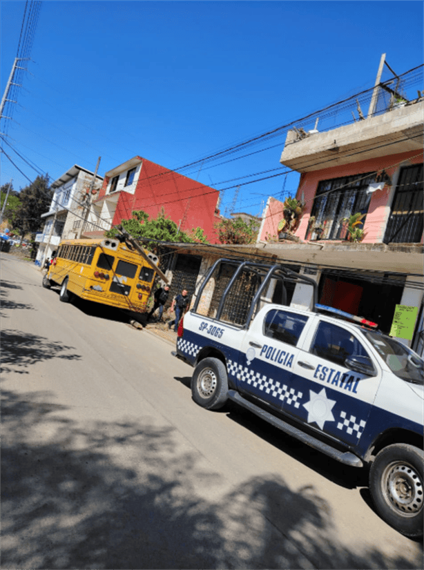 Cae poste de Telmex sobre autobús en Xalapa; ya lo habían reportado 