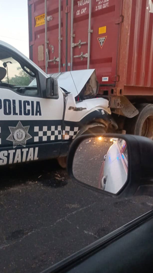 Patrulla choca por alcance con tráiler en carretera Veracruz - Xalapa