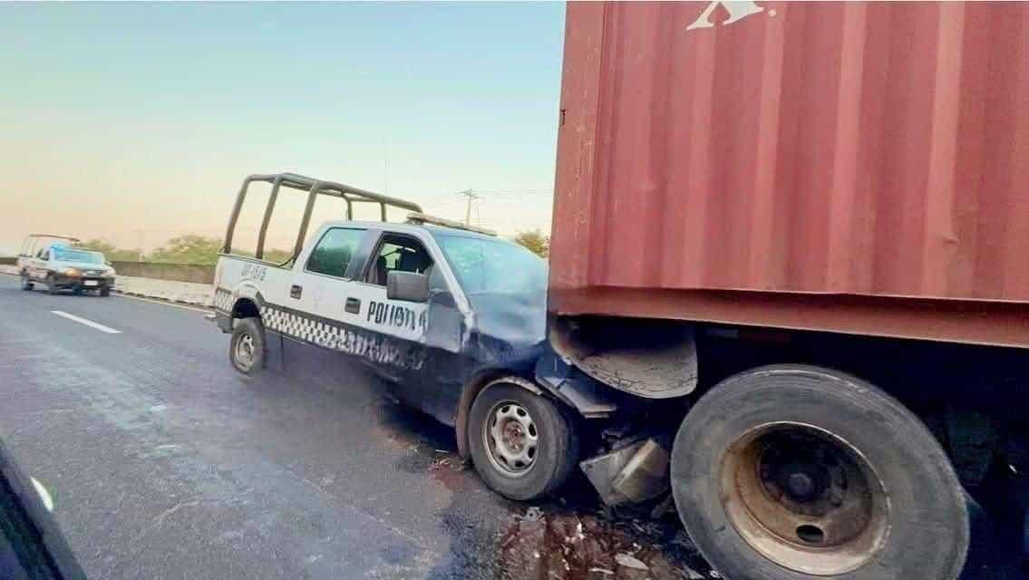 Patrulla choca por alcance con tráiler en carretera Veracruz - Xalapa