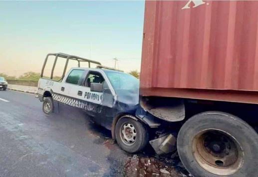 Patrulla choca por alcance con tráiler en carretera Veracruz - Xalapa