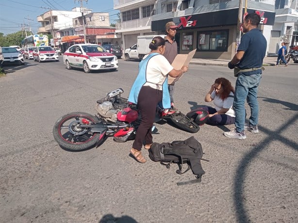 Chocan dos motos en el centro de Cardel