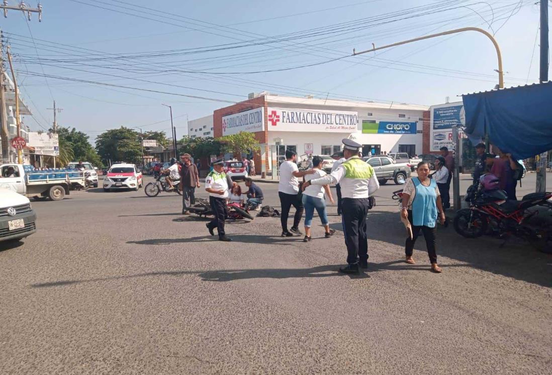 Chocan dos motos en el centro de Cardel