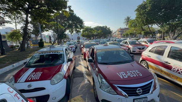 Se manifiestan taxistas en el centro de Veracruz | VIDEO