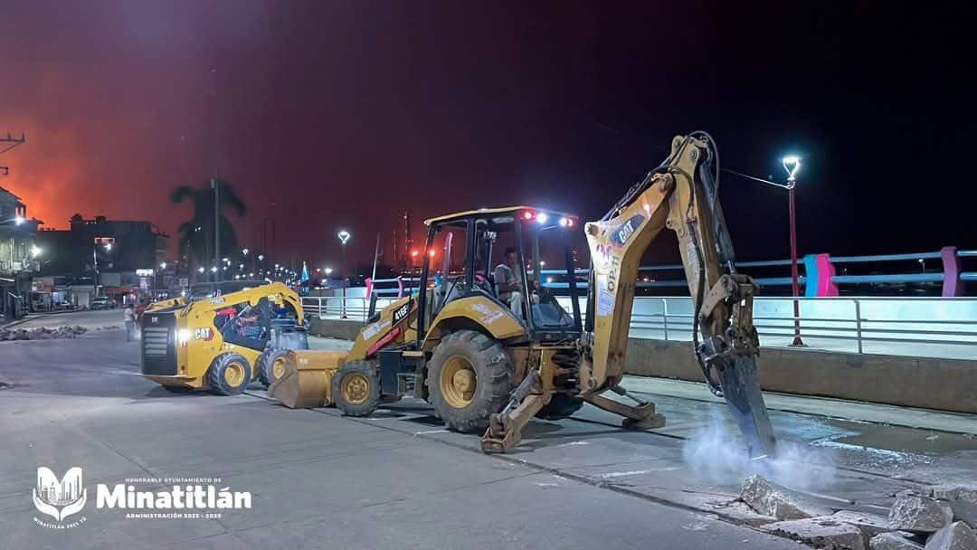 Rehabilitación de losas dañadas en el malecón de Minatitlán