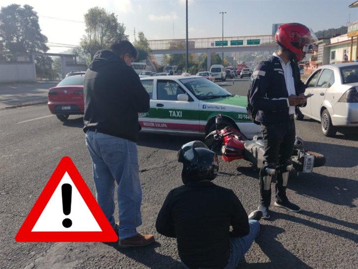 Motociclista se impacta contra un taxi en el Boulevard Xalapa-Banderilla