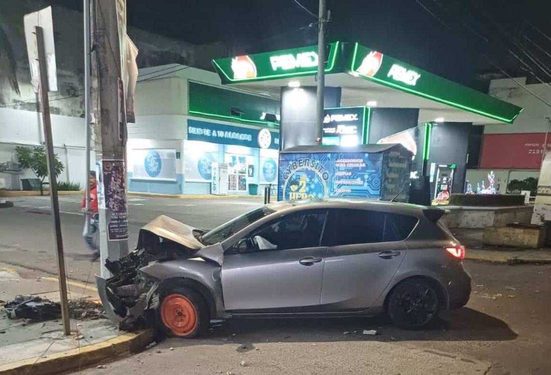 Se estrella contra dos postes de concreto en la colonia Formando Hogar, en Veracruz