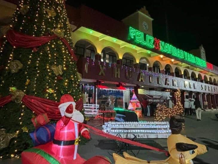 Realizan encendido del pino de navidad en Ixhuatlán del sureste