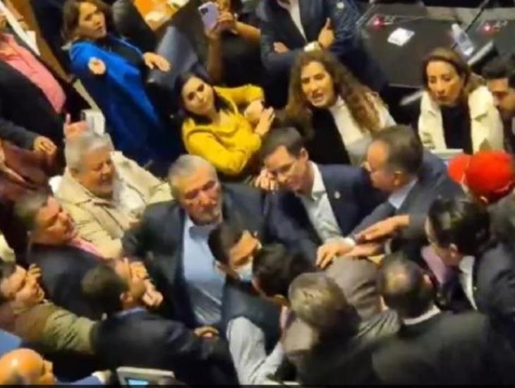 Senadores de Morena y PAN protagonizan riña en el Senado | VIDEO