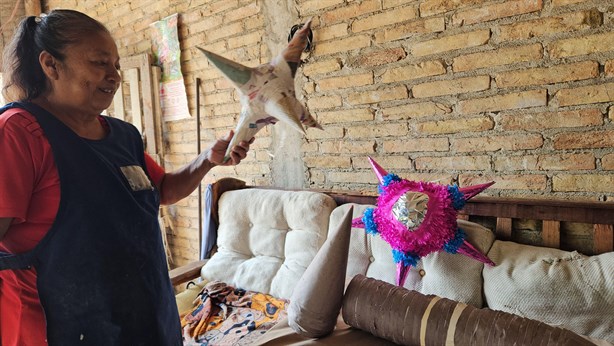 Familia veracruzana hace piñatas en Poza Rica a mano y con pasión