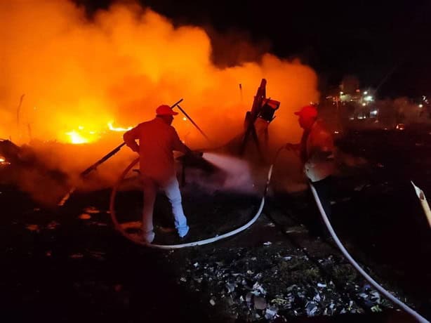 Se incendian puestos de pirotecnia en Ciudad Isla