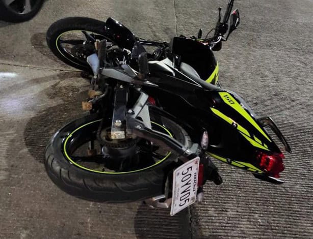 Motociclista destriza cofre de auto tras brutal colisión