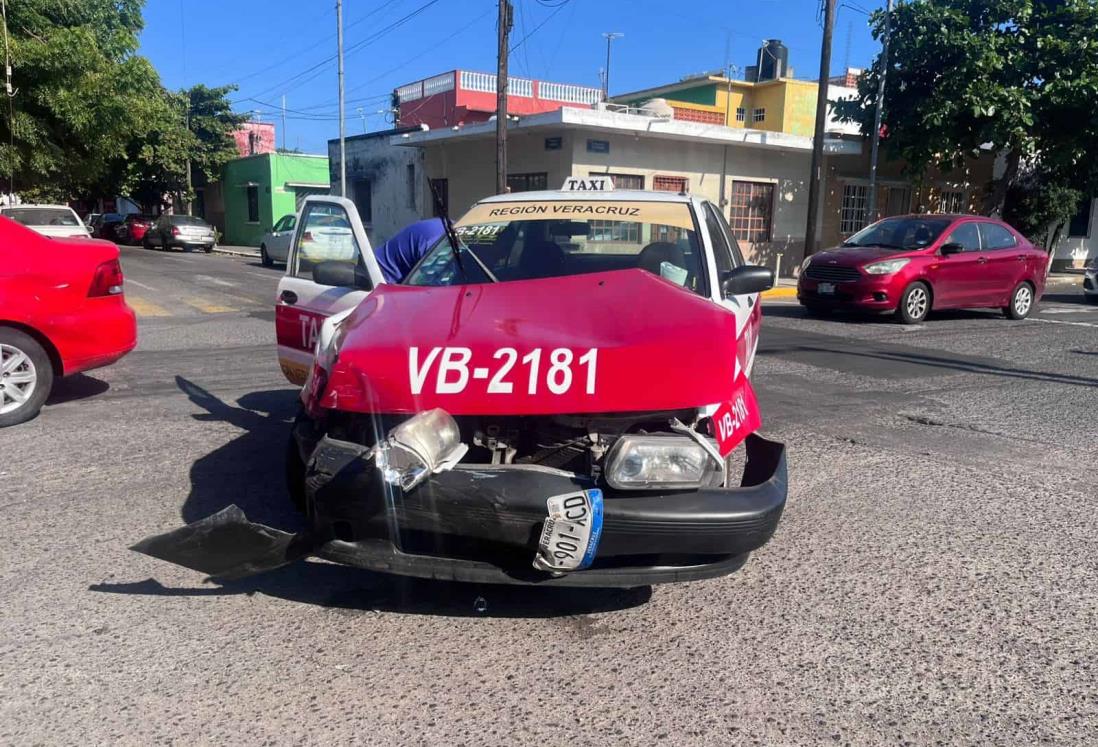 Fuerte accidente entre auto y taxi sobre la avenida Guadalupe Victoria, en Veracruz