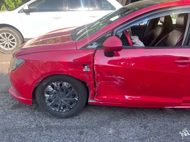 Fuerte accidente entre auto y taxi sobre la avenida Guadalupe Victoria, en Veracruz