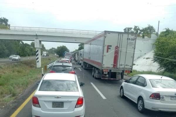 Reportan fila de hasta 8 kilómetros en autopista Córdoba-Veracruz con dirección al Puerto