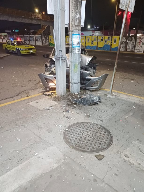 Se estrella contra dos postes de concreto en la colonia Formando Hogar, en Veracruz