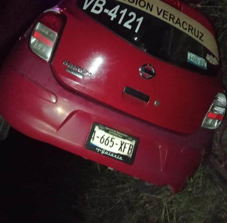 Vuelca taxi y cae al barranco, reportan 5 heridos en Ángel R. Cabada