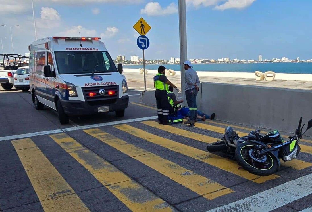 Pareja en moto chocan contra auto en el fraccionamiento Costa Verde