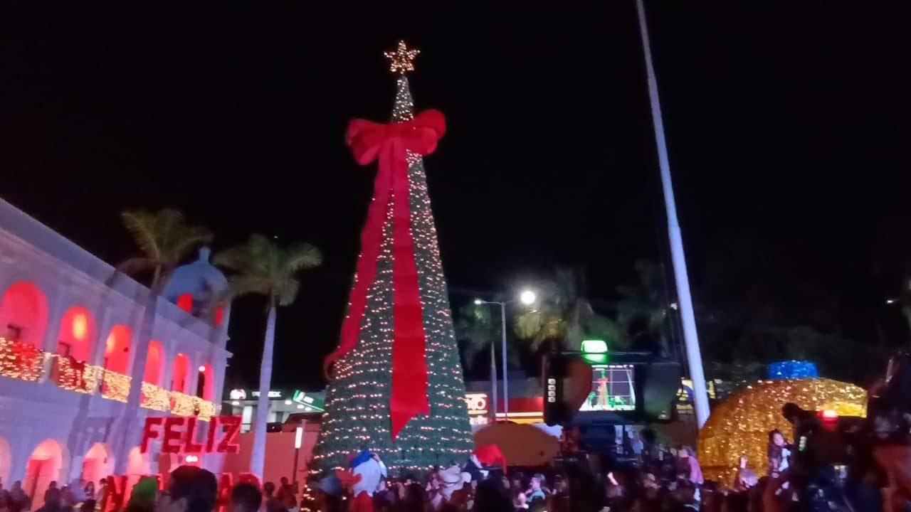 Encienden el tradicional árbol navideño en Boca del Río