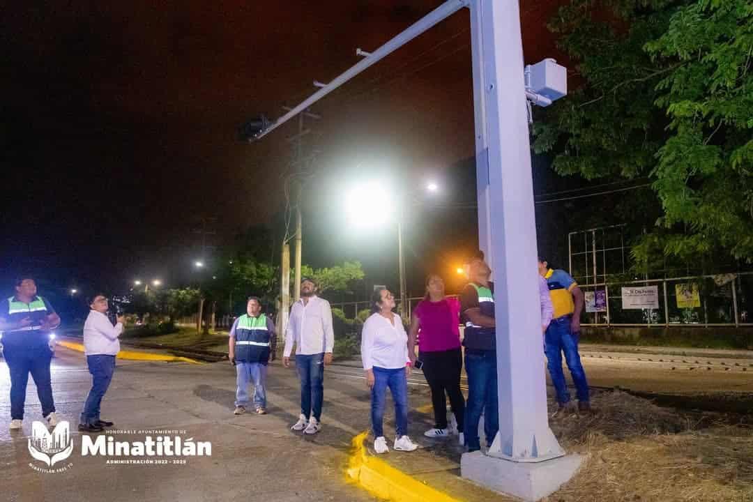 Mejora la Seguridad Vial con la Modernización de Semáforos en Minatitlán