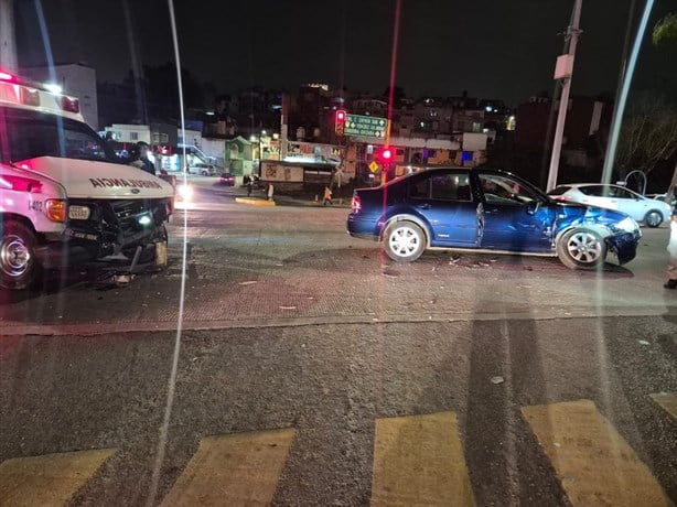 Ambulancia es embestida por auto en Xalapa; hay tres heridos