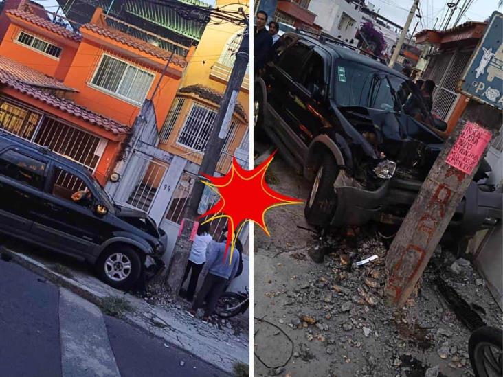 Camioneta choca contra poste en colonia Emiliano Zapata de Xalapa