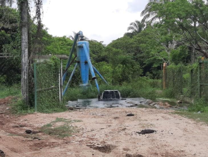 Mientras habitantes de Las Choapas padecen falta de agua, pozo de Pemex la desperdicia diariamente