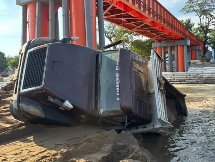 Cae camión de volteo al río en Jesús Carranza