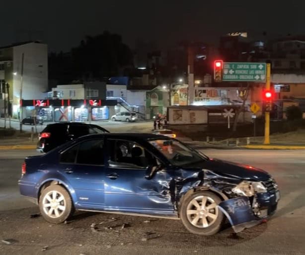 Ambulancia es embestida por auto en Xalapa; hay tres heridos