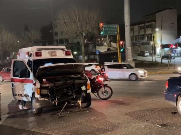 Ambulancia es embestida por auto en Xalapa; hay tres heridos