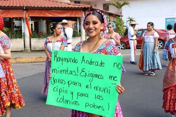 Informe de Raymundo Andrade es marcado por protestas ante falta de obra en Coatepec