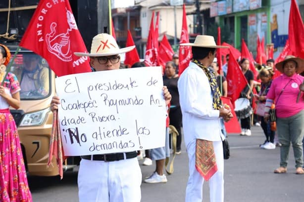 Informe de Raymundo Andrade es marcado por protestas ante falta de obra en Coatepec