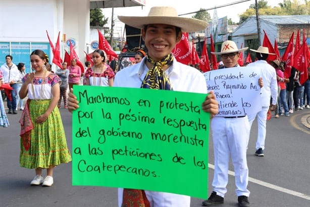 Informe de Raymundo Andrade es marcado por protestas ante falta de obra en Coatepec