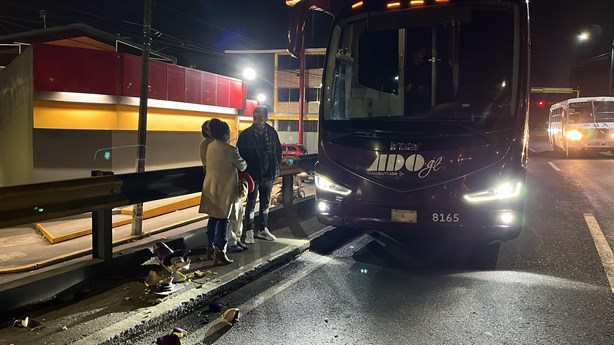 Camión de carga embiste autobús de ADO en Xalapa