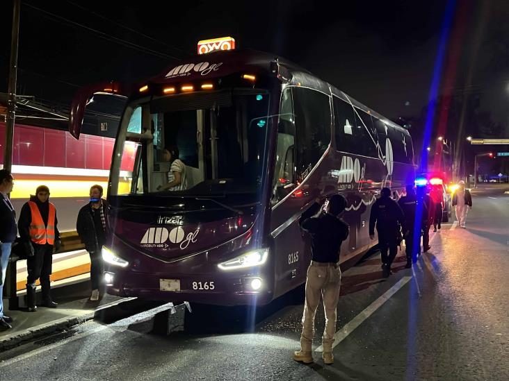 Camión de carga embiste autobús de ADO en Xalapa