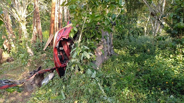 Auto termina entre cafetales tras accidente en Córdoba