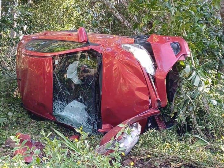 Auto termina entre cafetales tras accidente en Córdoba