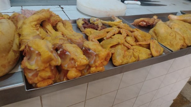 Ni para las alitas; fiestas decembrinas elevan el precio del pollo en Orizaba