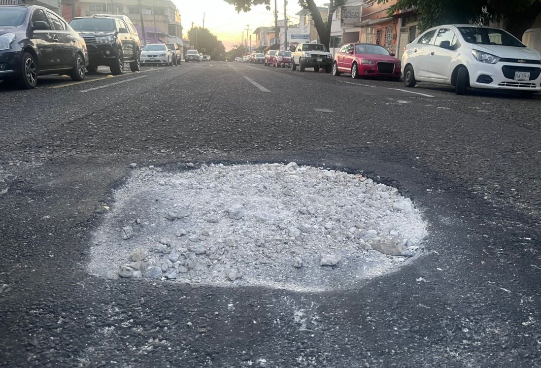 Vecinos de colonia Ignacio Zaragoza en Veracruz denuncian nuevos baches peligrosos