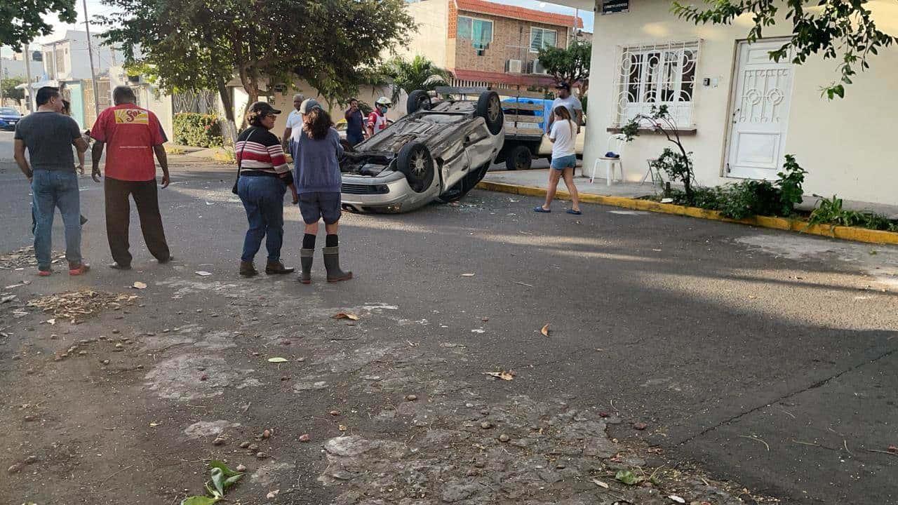 Vuelca auto de abuelito junto a sus nietas en calles de Veracruz tras ser impactados por otro que huyó