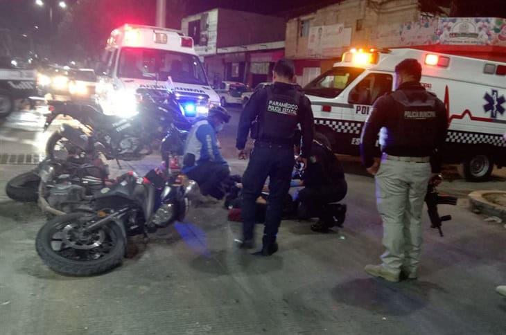 Auto se lleva de corbata a motopatrullero de la Policía Estatal en Xalapa