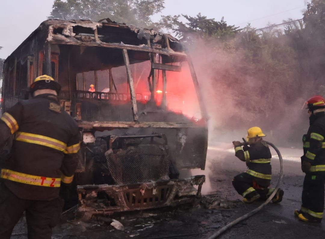 Camioneta de carga se incendia en la carretera Veracruz-Córdoba; dos lesionados