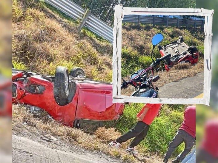 Por ir corriendo, vehículo vuelca en la autopista Córdoba-Orizaba; terminó sobre el camellón