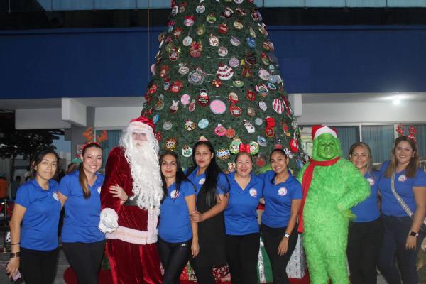 Mesa Directiva de Padres de Familia reciben la Navidad en el Colegio Americano de Veracruz