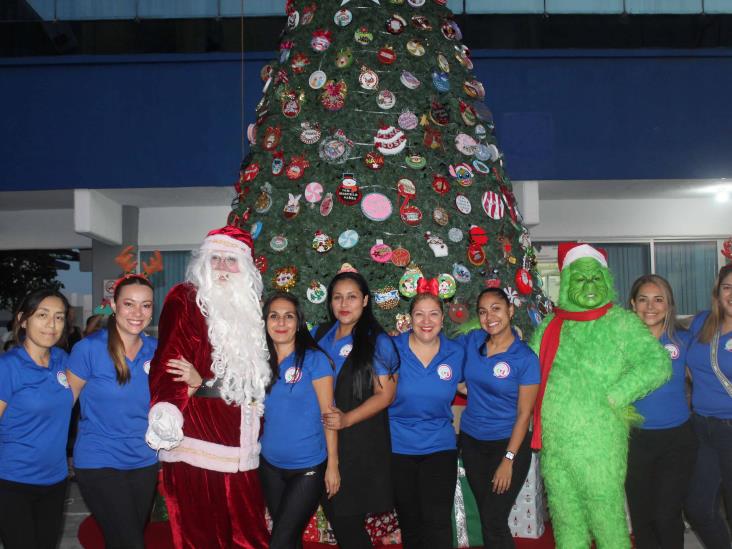 Mesa Directiva de Padres de Familia reciben la Navidad en el Colegio Americano de Veracruz