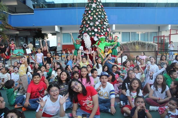 Mesa Directiva de Padres de Familia reciben la Navidad en el Colegio Americano de Veracruz