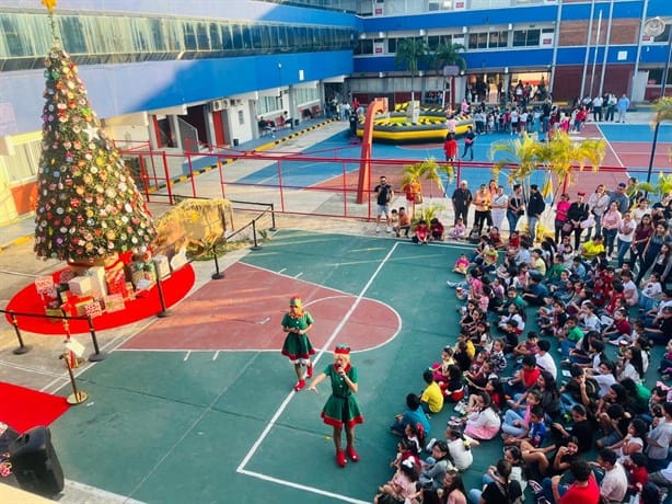 Mesa Directiva de Padres de Familia reciben la Navidad en el Colegio Americano de Veracruz